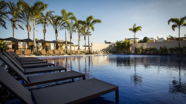 RJZ Cyrela Like Residencial Club área de lazer piscina e solarium