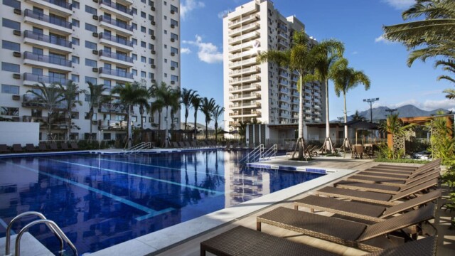RJZ Cyrela Like Residencial Club área de lazer piscina e solarium