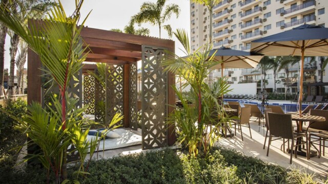 RJZ Cyrela Like Residencial Club área de lazer piscina e bangalo