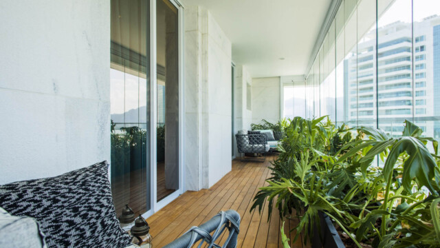 Riserva Golf Vista Mare Residenziale by pininfarina Varanda quartos Riserva Golf Vista Mare Residenziale by pininfarina Varanda quartos