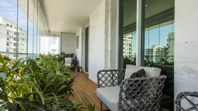 Riserva Golf Vista Mare Residenziale by pininfarina Varanda quartos Riserva Golf Vista Mare Residenziale by pininfarina Varanda quartos