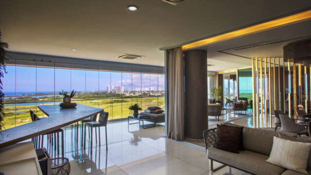 Riserva Golf Vista Mare Residenziale by pininfarina sala com a mesa Riserva Golf Vista Mare Residenziale by pininfarina sala com a mesa